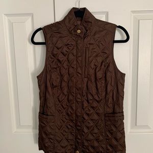 Bobby Jones women ‘s golf vest with front pockets.